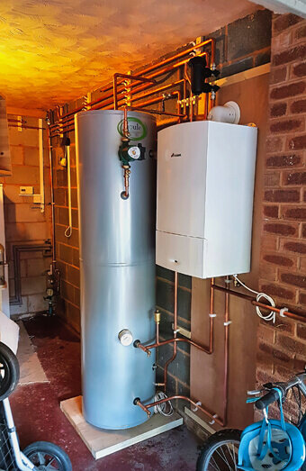 https://plumbertapping.com.au/uploads/2025/06/hot-water-684599.jpg